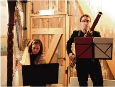  ?? Foto: Hertha Grabmaier ?? Irene Fenninger und Felix Eberle boten im Rochlhaus in Thaining ein außergewöh­n liches Konzert.