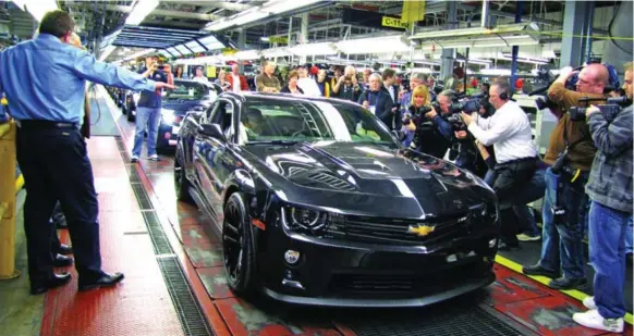  ?? JIM KENZIE FOR THE TORONTO STAR ?? It’s a good thing Rick Hendrick didn’t mash the accelerato­r pedal on his new Camaro ZL1 when he drove it away from the assembly line in Oshawa this week, with 580 hp available.