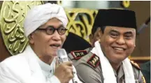  ?? ZAIM ARMIES/JAWA POS ?? DINGINKAN SUASANA: Wakapolri Komjen Syafruddin (kanan) bersama dengan KH Miftakhul Akhyar, wakil rais am PBNU, saat silaturahm­i dengan alim ulama di Masjid Arif Nurul Huda Mapolda Jatim kemarin.