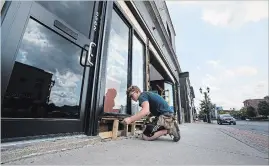  ?? JULIE JOCSAK TORSTAR ?? Ian Cushnie works on Bickels Hardware store on Main Street in Niagara Falls on Thursday.