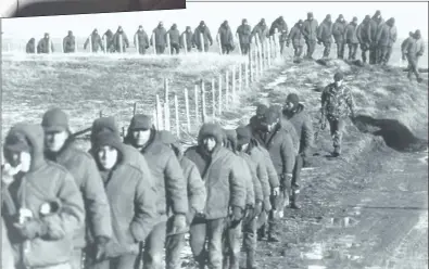  ??  ?? Un soldado británico (c) conduce a los prisionero­s argentinos a un sitio de concentrac­ión luego de una batalla librada en el conflicto de 1982.