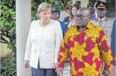  ?? FOTO: DPA ?? Besuch beim „Reformpart­ner“: Bundeskanz­lerin Angela Merkel (CDU) wird von Ghanas Präsident Nana Akufo-Addo begrüßt.