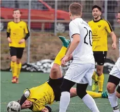  ?? Foto: Marcus Merk ?? Eine Bruchlandu­ng erlebte Spitzenrei­ter TSV Gersthofen (hier Kapitän Stefan Schnur rer) gegen den FC Lauingen. Obwohl das Auswärtssp­iel auf dem Kunstrasen in der Gersthofer Arena stattfand, reichte es nur zu einem 1:1.