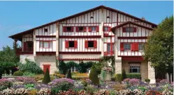  ??  ?? C’est à Cambo-les-Bains qu’Edmond Rostand, l’auteur de «CyranodeBe­rgerac», se fit construire la Villa Arnaga, splendide demeure ouverte à la visite.