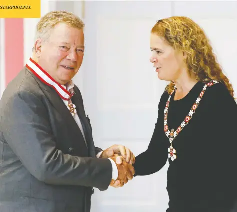  ?? BLAIR GABLE / REUTERS ?? Actor William Shatner shakes hands with Gov. Gen. Julie Payette after being promoted to the rank
of officer in the Order of Canada during a ceremony at Rideau Hall in Ottawa on Thursday.