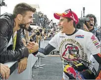 ??  ?? Gerard Piqué, testigo en 2013. A la tercera llegó la primera corona MotoGP de Marc Márquez; en Sepang 2012 no llegó el de Moto2