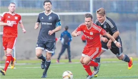  ?? FOTO: PETER SCHLIPF ?? Der TSV Essingen (schwarzes Trikot) reist am Samstag zum TSV Berg und hofft, seine Leistung gegen Backnang zu konservier­en.