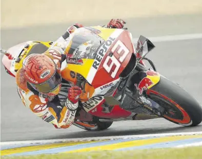  ?? EFE / YOAN VALAT ?? Marc Márquez tumba la moto durante los entrenamie­ntos de ayer.