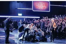  ?? FOTO: H.J. KNIPPERTZ/DPA ?? Helfer kümmern sich bei „Wetten, dass...?“in Düsseldorf am 4. Dezember 2010 um den verletzt am Boden liegenden Samuel Koch.