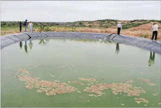  ?? JOFFRE LINO / EXPRESO ?? Irregulari­dad. El agua potable era almacenada para destinarla a los cultivos de seis fincas de la zona.