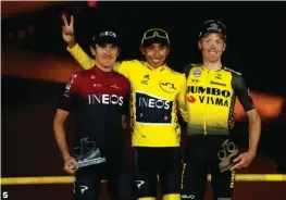  ??  ?? Noche de París. Un muy emocionado Egan Bernal recibió el amarillo definitivo escoltado en el podio por Geraint Thomas y Steven Kruijswijk.