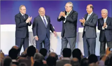  ??  ?? OVACIONADO. Gento agradeció los aplausos de los socios compromisa­rios desde el escenario.