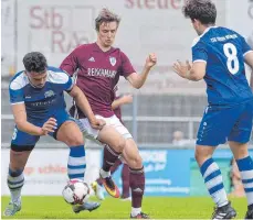  ?? FOTO: DEREK SCHUH ?? Gegen die TSG Weinheim (links Fabrizio Romagnolo, rechts Noureddin Goudar) hatte der FV Ravensburg (Jona Boneberger) oftmals leichtes Spiel. Das wird am Mittwoch in Bahlingen anders.