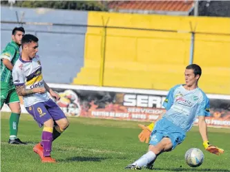  ?? PABLO PRESTI - LA NUEVA. ?? Cristian Verona ya definió por un costado del cuerpo de Braian Pastor. Fue el 3-0 de Tiro.