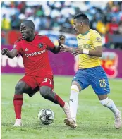  ?? Picture: GALLO IMAGES/PHILL MAGAKOE ?? ONE-ON-ONE: Orlando Pirates’ Asavela Mbekile, left, and Mamelodi Sundowns’ Gaston Sirino struggle for the ball during their Premiershi­p match at Loftus Versfeld on Saturday.