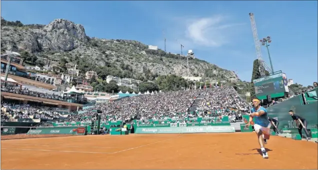  ??  ?? EN MONTECARLO. Rafa Nadal golpea la pelota en la pista Rainiero III del Principado de Mónaco, ante la expectació­n de unas gradas repletas de público.