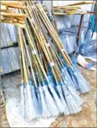  ?? SUPPLIED ?? A worker makes brooms from recycled plastic in Por Sen Chey district.