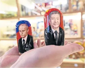  ?? AFP ?? Russian Matryoshka dolls depict Chinese President Xi Jinping, right, and Russian President Vladimir Putin at a gift shop in central Moscow on Monday.