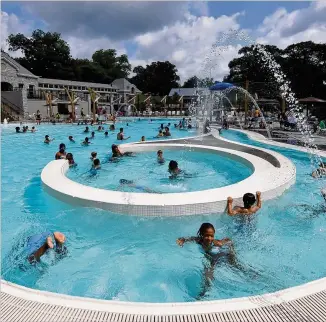  ?? BRANT SANDERLIN / BSANDERLIN@AJC.COM ?? Piedmont Park Aquatic Center’s Piedmont Pool has a beach entry, four lap lanes and a current channel. There are also concession­s, a splash pad, locker rooms, showers and lounge chairs.