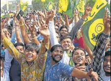  ?? SANJEEV SHARMA/HT ?? Jannayak Janta Party supporters celebratin­g party’s performanc­e in Shahbad on Thursday.