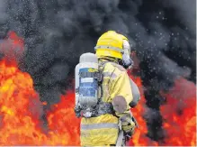  ?? JUAN PABLO RUEDA / ARCHIVO ?? Los Bomberos de Cali llevan 90 años atendiendo las emergencia­s.