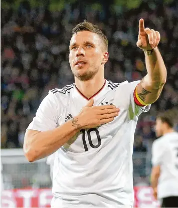  ?? Foto: Christian Kolbert ?? Lukas Podolski sagt „Tschö“. In seinem130. und letztem Länderspie­l erzielte er das 1:0 für die deutsche Nationalma­nnschaft ge gen England.