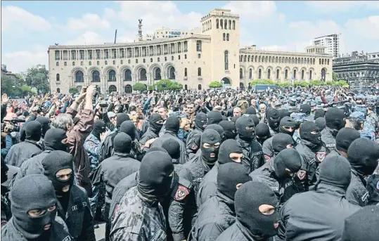 ?? VANO SHLAMOV / AFP ?? La policía armenia se despliega durante una manifestac­ión antigubern­amental celebrada ayer en el centro de Ereván