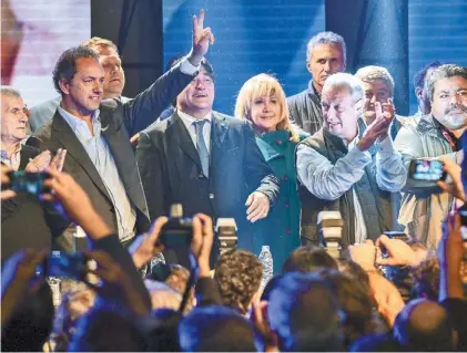  ??  ?? Apoyo. Scioli, ayer en Costa Salguero, rodeado por Caló, Zannini, Andrés Rodríguez y Gerardo Martínez.