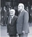  ?? FOTO: IMAGO ?? Mit Erich Honecker 1987 beim Staatsbesu­ch in Bonn.