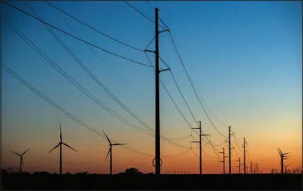  ?? TAMIR KALIFA / NEW YORK TIMES FILE (2021) ?? Wind turbines and power transmissi­on lines operate near Sweetwater, Texas.