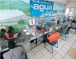  ?? FOTO: DAVID ROMERO ?? Las personas interesada­s en realizar acuerdos de pago o beneficiar­se con la amnistía, pueden acudir a las oficinas de la entidad.