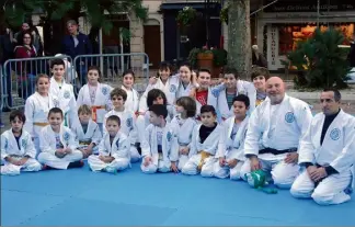  ?? (Photos S. J. et DR) ?? Le club de judo et ses licenciés participen­t chaque année au Téléthon.