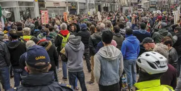  ??  ?? CROWDS: Protesters at an anti-lockdown demonstrat­ion in Cork. Photo: Daragh Mc Sweeney