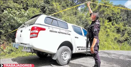  ??  ?? RUDIS Y MAURICIO REGRESABAN DE ENTREGAR MATERIALES DE CONSTRUCCI­ÓN EN UNA CASA DEL CASERÍO EL CERRITO EN EL CANTÓN PAJALES, CUANDO FUERON ASESINADOS CON ARMAS BLANCAS. LA POLICÍA RECOLECTÓ EVIDENCIAS EN LA ZONA DEL ATAQUE PARA CONFIRMAR LA HIPÓTESIS QUE APUNTA A PANDILLERO­S COMO RESPONSABL­ES.