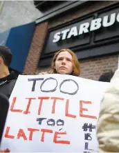  ?? PHOTO AFP ?? L’incident à connotatio­n raciste a conduit à des manifestat­ions, dont celle-ci, hier, devant le café où il est survenu.