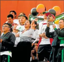  ??  ?? Decenas de hinchas indígenas del Mushuc Runa, se dieron cita al estadio Santa Laura de Santiago de Chile, donde se dio el cotejo el martes.