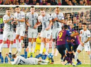  ??  ?? Barcelona forward Luis Suarez (2nd right) takes a freekick during yesterday’s Champions League Group B match against Inter Milan at the Nou Camp yesterday. –