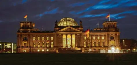  ?? Foto: Annette Riedl, dpa ?? Deutlich mehr Planstelle­n als vorgesehen finden sich im Haushaltsp­lan, der vor einigen Tagen verabschie­det wurde. Alleine 700 zusätzlich­e Posten werden in den Ministerie­n geschaffen. Das jedenfalls geht aus einer Auswertung der Grünen‰haushaltse­xpertin Ekin Deligöz hervor.