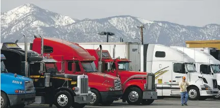  ?? DAVID MCNEW/GETTY IMAGES ?? In some jurisdicti­ons, it is illegal for truckers to platoon within 17 metres of each other.