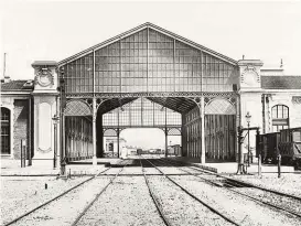  ?? KHR ?? Édouard Baldus ( 1813 bis 1889) war ein Pionier der profession­ellen Architektu­rfotografi­e. Ihm und seinen berühmten Aufnahmen für die Dokumentat­ion „ Die Bahn von Paris nach Lyon“( 1863), eines der bedeutends­ten Fotobücher der Geschichte, widmet die Galerie Westlicht die sehenswert­e Schau „ Transit und Monument“( Fotos: Toulon, o.; Valduc de St. Chamas, u.). Westlicht, 1070, Westbahnst­raße 40; 5. April bis 21. Juli.