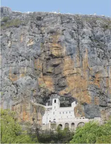  ??  ?? Sehenswürd­igkeit und Pilgerziel: das Ostrog-Kloster.