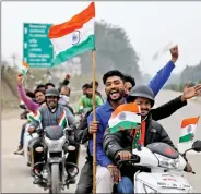  ?? REUTERS ?? People ride motorbikes before the arrival of Indian Air Force pilot, who was captured by Pakistan on Wednesday, near Wagah border, on the outskirts of Amritsar, on Friday.