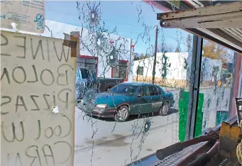  ??  ?? Impactos de bala en las ventanas de los comercios son las huellas del tiroteo del sábado pasado en Villa Unión.