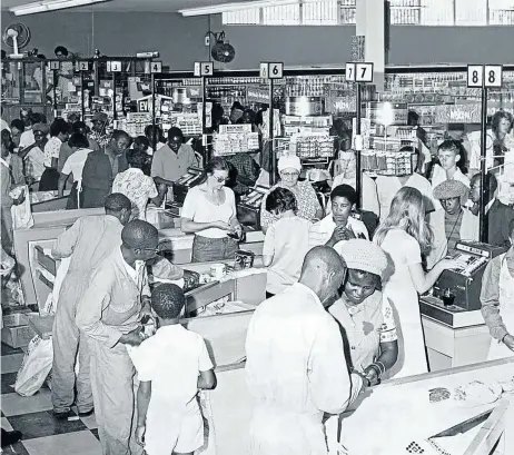  ?? Picture: TIMES MEDIA ?? RITE STUFF: A Checkers store in Johannesbu­rg in 1974. Whitey Basson leaves a R152-billion group with more than 2 000 stores under its logo