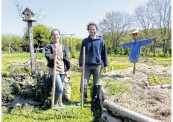  ??  ?? Sophie Vergier et son compagnon Jonathan Busnel « Les jardins de Cangué » .