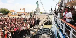  ?? AHMAD KHUSAINI/JAWA POS ?? BERI INSPIRASI POSITIF: Kaka (kanan), vokalis Slank, bernyanyi menghibur ribuan Pramuka se-Jawa Timur dari atas Kapal Dewaruci saat peringatan Hari Pramuka ke-55 di Mako Armatim, Surabaya, pada 4 September 2016.