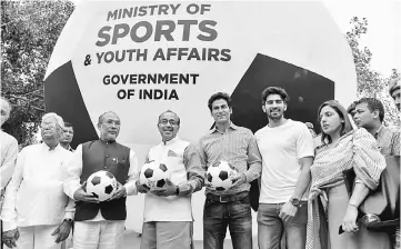  ??  ?? Former footballer and Chief Minister of Manipur, Nongthomba­m Biren Singh (second left), Minister of Youth Affairs and Sports Vijay Goel (third left), Indian cricketer Mohammad Kaif (fourth left) and Olympian and profession­al boxer Vijender Singh (fifth...