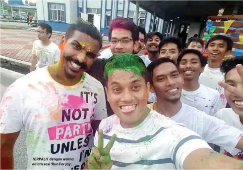  ??  ?? TERPALIT dengan warna dalam sesi ‘Run For Joy’. SEBUAH rumah penduduk di kampung nelayan Jung Pyong Ri di wilayah
Hamgyong Utara.