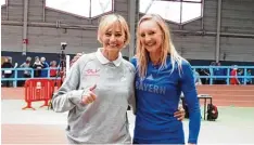  ?? Foto: Roland Groß ?? Die Krumbacher Leichtathl­etin Manuela Groß (rechts) mit der zweimalige­n Weit sprung Olympiasie­gerin Heike Drechsler.