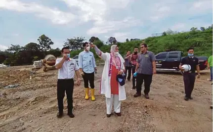  ?? (Foto Amir Mamat/bh) ?? Zuraida meninjau tapak pembinaan loji WTE di Tapak Pelupusan Sanitari Sungai Udang, semalam.